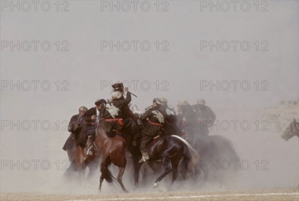 Le Boskachi est jeu populaire en Afghanistan, au cours duquel des cavaliers se disputent la carcasse d’un veau