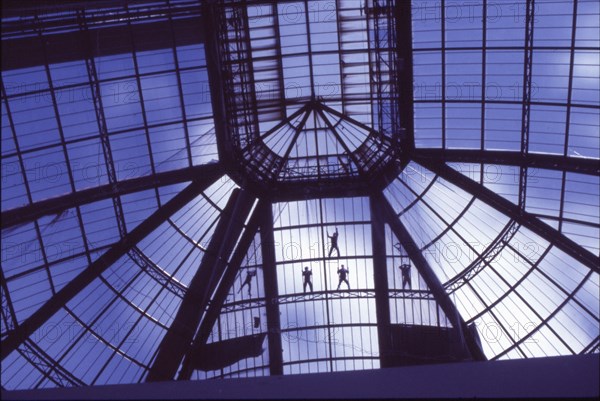 Hommes-araignées au Grand Palais, à Paris