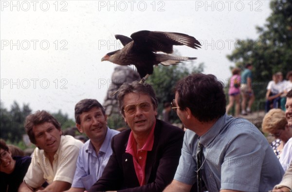 Alain Delon et Philippe de Villiers lors du Tour de France 1988