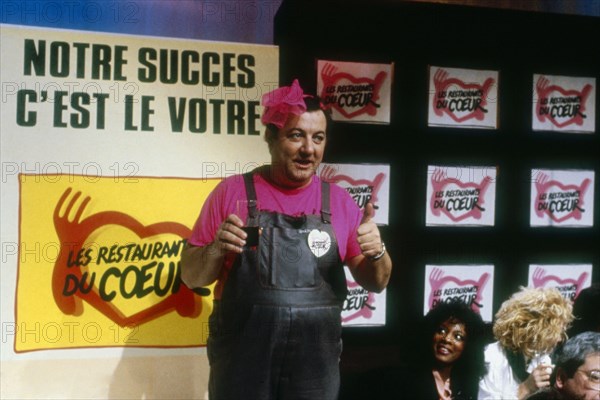 Coluche at the Restos du Coeur in 1986