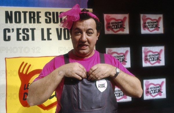 Coluche at the Restos du Coeur in 1986