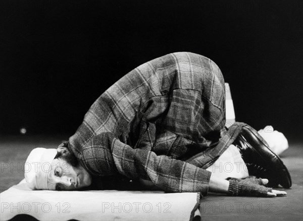 Rufus on the stage of the Théâtre Antoine in 1984