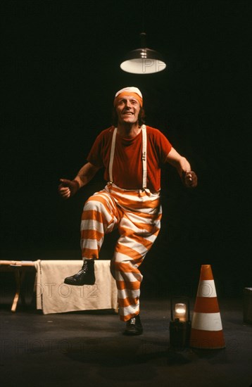 Rufus on the stage of the Théâtre Antoine in 1984