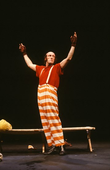 Rufus on the stage of the Théâtre Antoine in 1984