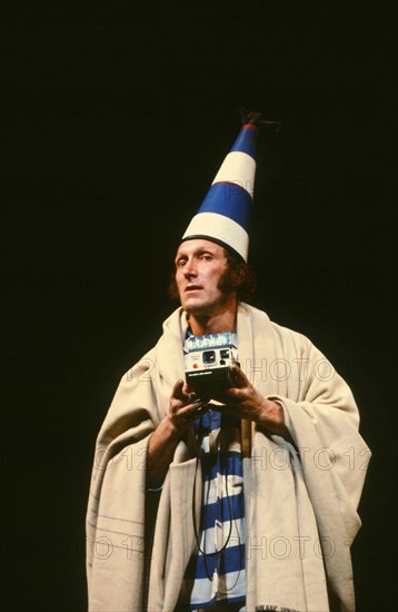 Rufus on the stage of the Théâtre Antoine in 1984