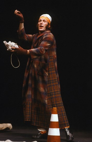 Rufus on the stage of the Théâtre Antoine in 1984