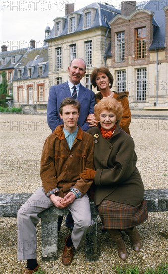 Un château au soleil (série TV)