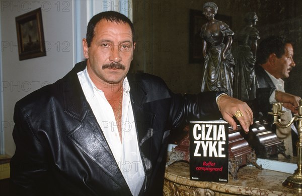 Cizia Zykë, 1990