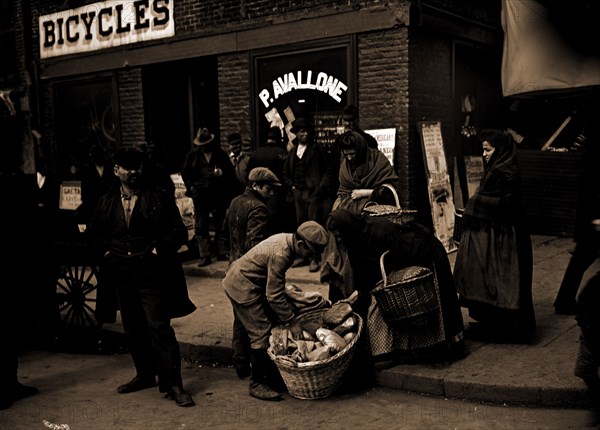 Italian bread peddlers, Mulberry St, New York, Byron (Firm : New York, N.Y.), Bread, Food vendors, Italian Americans, Employment, Streets, Ethnic neighborhoods, Mulberry Street (New York, N.Y.), United States, New York (State), New York, 1900