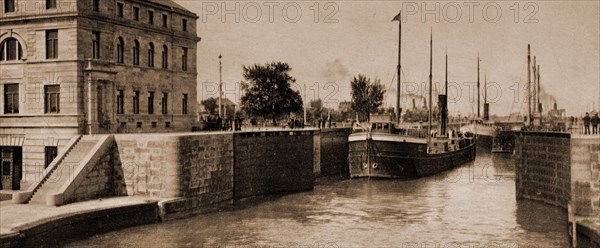 Entering Poe Lock, Sault Ste. Marie, Michigan, Locks (Hydraulic engineering), United States, Michigan, Sault Sainte Marie, United States, Michigan, Sault Sainte Marie Canal, 1900