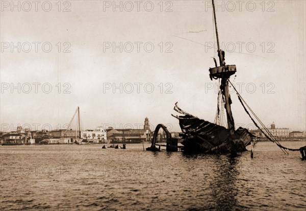 El mar de la Cabana, Jackson, William Henry, 1843-1942, Harbors, Cuba, 1900, Restos del U.S.S. Maine, Habana, Jackson, William Henry, 1843-1942, Maine (Battleship), Shipwrecks, Cuba, Havana, Naval warfare, Battleships, American, Spanish-American War, 1898, Cuba, Havana, 1900