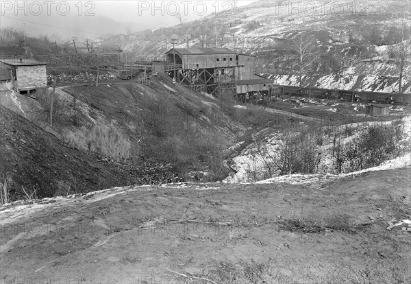 Scott's Run, West Virginia. Chaplin Hill Mine Tipple - This mine was bankrupt and closed during the summer of 1936. The company was reorganized and began to operate under new management in November 1936, March 1937, Lewis Hine, 1874 - 1940, was an American photographer, who used his camera as a tool for social reform. US,USA