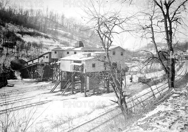 Scott's Run, West Virginia. Jere, mine tipple - Mine bankrupt and closed since December 1936. The camp of this mine is considered a stranded community, March 1937, Lewis Hine, 1874 - 1940, was an American photographer, who used his camera as a tool for social reform. US,USA