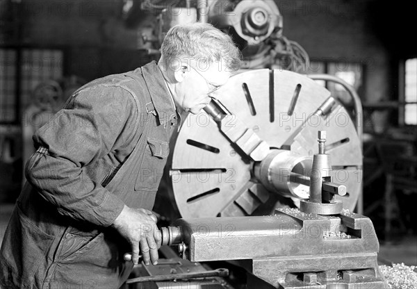 Eddystone, Pennsylvania - Railroad parts. Baldwin Locomotive Works. Tool-builder planing for a taper shoe on a steam hammer ram, March 1937, Lewis Hine, 1874 - 1940, was an American photographer, who used his camera as a tool for social reform. US,USA