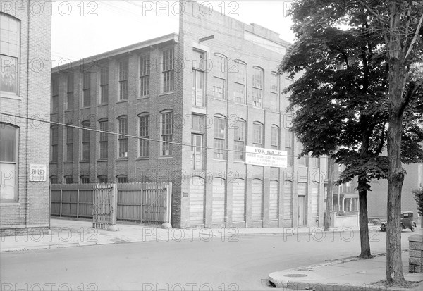 Paterson, New Jersey - Textiles. Unoccupied mill buildings on Straight Street, June 1937, Lewis Hine, 1874 - 1940, was an American photographer, who used his camera as a tool for social reform. US,USA