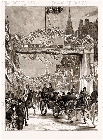 THE QUEEN'S VISIT TO THE EAST END, LONDON, UK, 1876: THE PROCESSION PASSING THE TRIUMPHAL ARCH AT THE CITY BOUNDARY