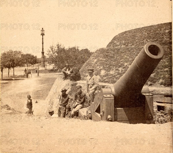 View on the Point Battery, Charleston, S.C., showing the gun in the Cheevrs battery, looking S.W., USA, US, Vintage photography