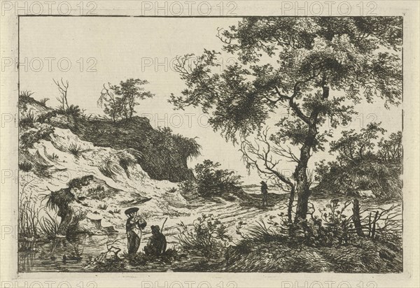 Dune landscape with a large tree, a woman at a pool and a seated man, a man on the track, print maker: Hermanus Fock, Dating 1781 - 1822