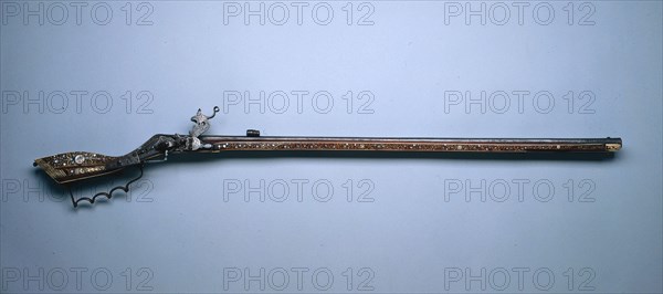 Tschinki (Wheel-Lock Hunting Rifle), c. 1630-1650. Poland, Silesia, 17th century. Steel with traces gilding; walnut stock inlaid with bone, stag horn, mother-of-pearl; overall: 122.9 cm (48 3/8 in.); butt: 9.6 cm (3 3/4 in.); barrel: 94.9 cm (37 3/8 in.); bore: 1.3 cm (1/2 in.).