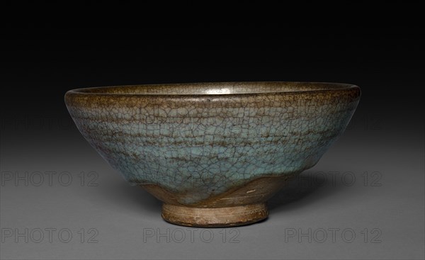 Bowl, Yuan dynasty (1271-1368). China, Yuan dynasty (1271-1368). Earthenware; diameter: 16.6 cm (6 9/16 in.); overall: 7.4 cm (2 15/16 in.).