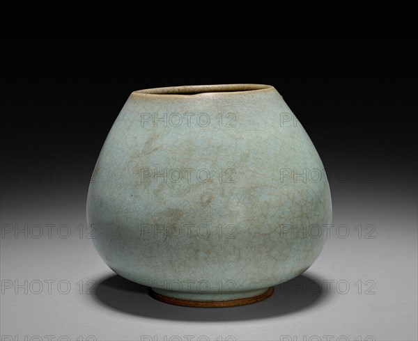 Lotus Bud Jar: Jun ware, 12th-13th Century. Northern China, Northern Song dynasty (960-1127) - Jin dynasty (1115-1234). Stoneware; diameter: 9.8 cm (3 7/8 in.); overall: 9.8 cm (3 7/8 in.).