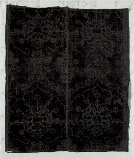 Velvet Fragment, 1400s. Italy, 15th century. Velvet weave (cut and voided): silk thread; overall: 63 x 55.3 cm (24 13/16 x 21 3/4 in.)