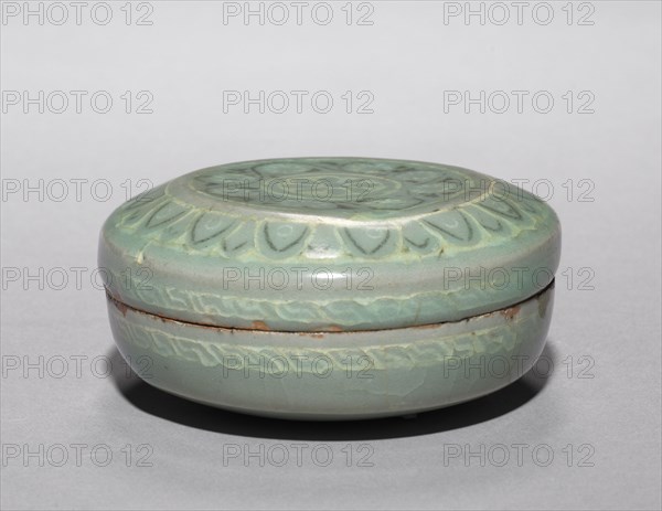 Box and Cover with Inlaid Chrysanthemum Design, 1200s. Korea, Goryeo period (918-1392). Celadon; diameter: 9.1 cm (3 9/16 in.); overall: 4.2 cm (1 5/8 in.).
