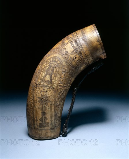 Powder Flask, late 1700s-ealry 1800s. Spain, late 18th-early 19th century. Cowhorn, incised; diameter: 8.8 cm (3 7/16 in.); overall: 26.4 cm (10 3/8 in.).