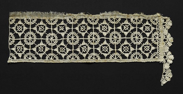 Needlepoint (Reticella) and Bobbin Lace Insertion and Edging, 16th century. Italy, Venice, 16th century. Lace, needlepoint and bobbin: linen; overall: 10.8 x 24.1 cm (4 1/4 x 9 1/2 in.)