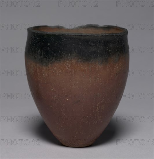 Black-Topped Beaker, 4500-3000 BC. Egypt, Predynastic Period, Naqada I-IIb period. Nile silt pottery; diameter: 12 cm (4 3/4 in.); overall: 14 cm (5 1/2 in.).
