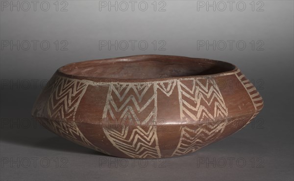 White Cross-Lined Bowl with Turtle and Sun, c. 4000-3400 BCs. Egypt, early Predynastic Period, Naqada I-IIa period. Nile silt pottery; diameter: 18.1 cm (7 1/8 in.); diameter of mouth: 13.7 cm (5 3/8 in.); overall: 6.7 cm (2 5/8 in.).
