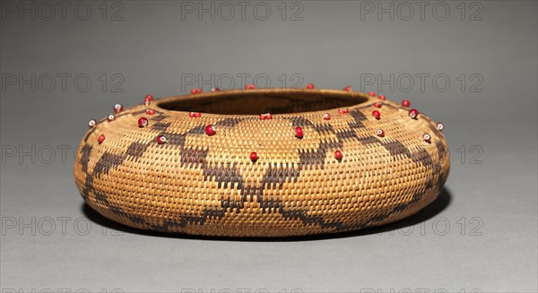 Trinket Bowl, ca. 1895. California, Pomo, Late 19th- Early 20th century. Bulrush, Sedge, with beads; coiled (1 rod); overall: 5 x 16.8 cm (1 15/16 x 6 5/8 in.).