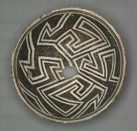 Bowl with Geometic Design (Two-part Pinwheel), c 1000-1150. Southwest, Mogollan, Mimbres, Pre-Contact Period,11th-12th century. Ceramic; diameter: 12.7 x 26.7 cm (5 x 10 1/2 in.).