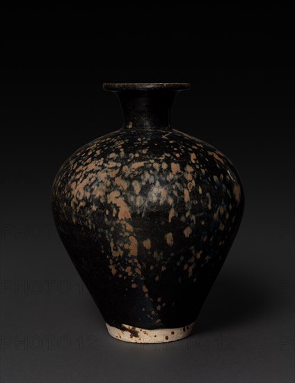 Vase: Northern Black Ware, 11th-12th Century. China, Northern Song dynasty (960-1127). Glazed stoneware with underglaze iron decoration; diameter: 17.2 cm (6 3/4 in.); overall: 22.3 cm (8 3/4 in.).