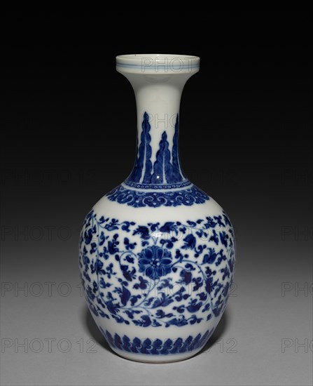 Globular Vase with Long Neck, 1661-1722. China, Qing dynasty (1644-1911), Kangxi reign (1661-1722). Porcelain; overall: 19.1 cm (7 1/2 in.).