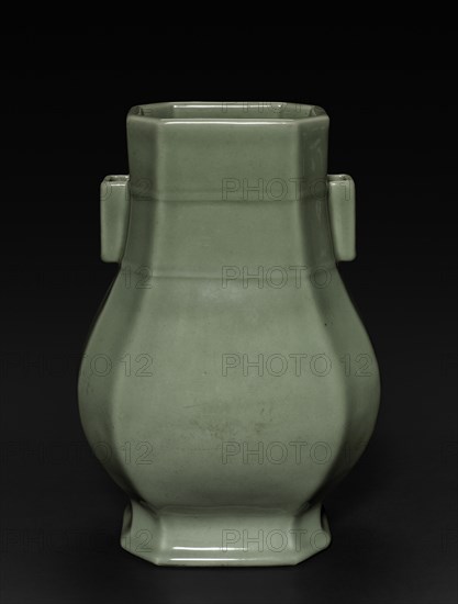 Suspension Vase, 1723-1735. China, Jiangxi province, Jingdezhen kilns, Qing dynasty (1644-1912), Yongzheng mark and reign (1722-1735). Porcelain; overall: 35.3 cm (13 7/8 in.).