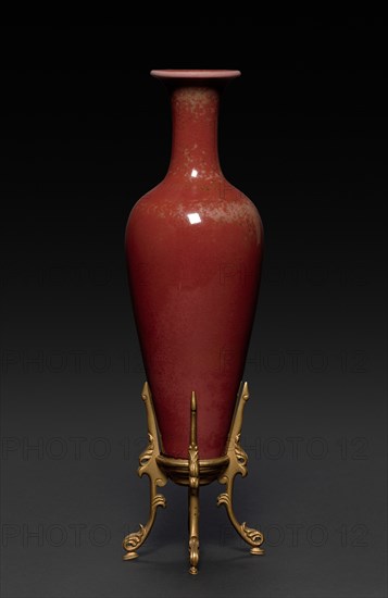 Bottle with Peach Bloom Glaze, 1662-1722. China, Qing dynasty (1644-1911), Kangxi reign (1661-1722). Porcelain; overall: 14.6 cm (5 3/4 in.).