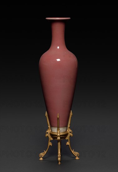 Bottle with Peach Bloom Glaze, 1662-1722. China, Qing dynasty (1644-1911), Kangxi reign (1661-1722). Porcelain; overall: 15.3 cm (6 in.).