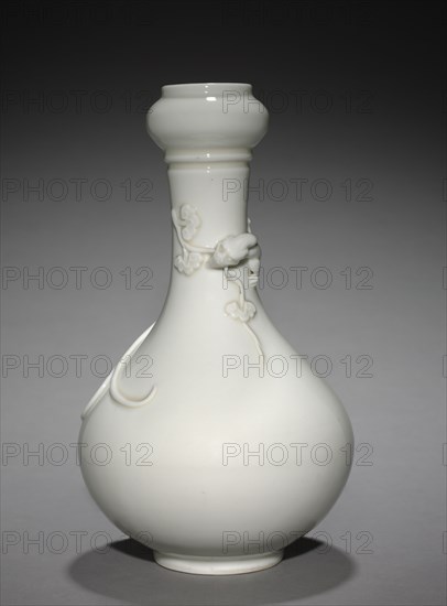 Bottle-shaped Vase, 1662-1722. China, Qing dynasty (1644-1912), Kangxi reign (1661-1722). Porcelain; overall: 24.5 cm (9 5/8 in.).