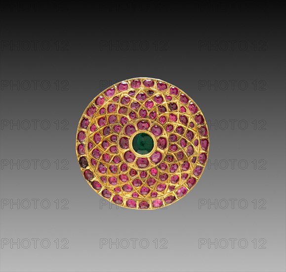 Hair Ornament, Jada Billi, 1600s. India, Jaipur, 17th century. Gold, emerald and rubies; diameter: 3.9 cm (1 9/16 in.).