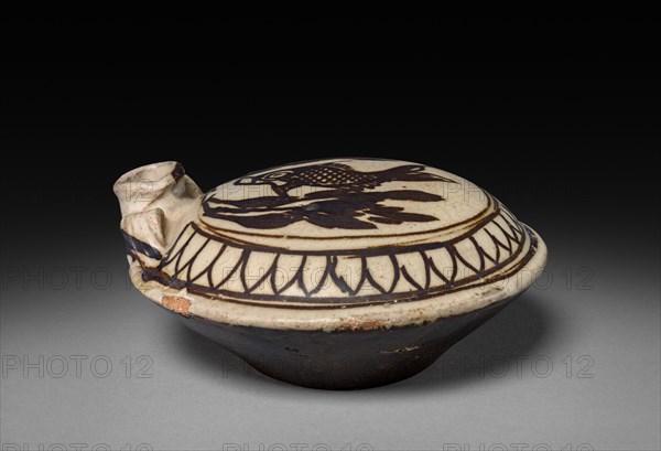 Water Dropper:  Cizhou Ware, Yuan dynasty (1271-1368). China, Yuan dynasty (1271-1368). Gilt bronze; diameter: 12.5 cm (4 15/16 in.); overall: 5.7 cm (2 1/4 in.).