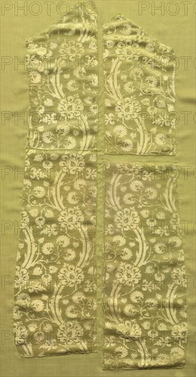 Fragment of a Chasuble, 1400-1420. Italy, beginning of the 15th century. Velvet (cut and voided); silk ; overall: 108 x 50.5 cm (42 1/2 x 19 7/8 in.)