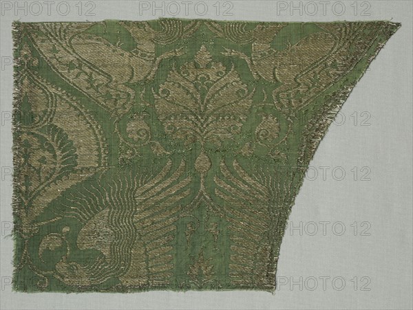 Exotic Gold-patterned Silk, 1360-1400. Italy, Venice, last third of 14th century. Silk, gold thread; a combination of two weaves, 2/1 twill and 1/3 twill (lampas); overall: 22 x 31.3 cm (8 11/16 x 12 5/16 in.)