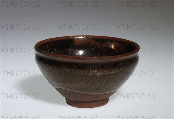 Teabowl: Seto Ware, 1400s-1500s. Japan, Muromachi Period (1392-1573). Pottery; diameter: 12.1 cm (4 3/4 in.); overall: 7 cm (2 3/4 in.).