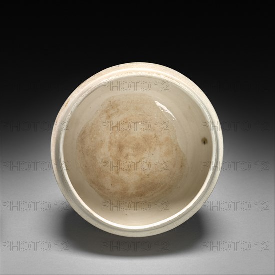 Covered Box: Ding ware, 1000s-1100s. China, Hebei province, Ch'ü-yand District, Northern Song dynasty (960-1127). White porcelain; diameter: 7.6 cm (3 in.); overall: 7.3 cm (2 7/8 in.).