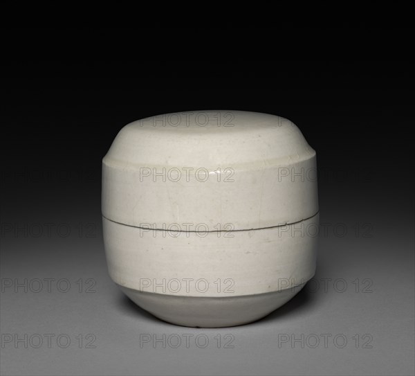 Covered Box: Ding ware, 1000s-1100s. China, Hebei province, Ch'ü-yand District, Northern Song dynasty (960-1127). White porcelain; diameter: 7.6 cm (3 in.); overall: 7.3 cm (2 7/8 in.).