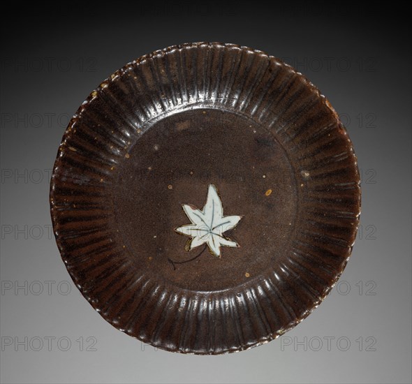 Plate: Imari Ware (Early Type), second half of 17th century. Japan, Edo Period (1615-1868). Suisaka type porcelain; overall: 3.5 x 14.8 cm (1 3/8 x 5 13/16 in.); diameter of base: 8.1 cm (3 3/16 in.).