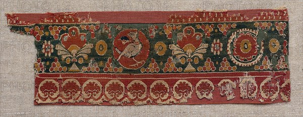 Decorated Band from a Tunic or Curtain, 600s. Egypt, late Byzantine or early Islamic period, 7th Century. Tapestry weave with supplementary weft wrapping; undyed linen and dyed wool; overall: 8.2 x 24.7 cm (3 1/4 x 9 3/4 in.)