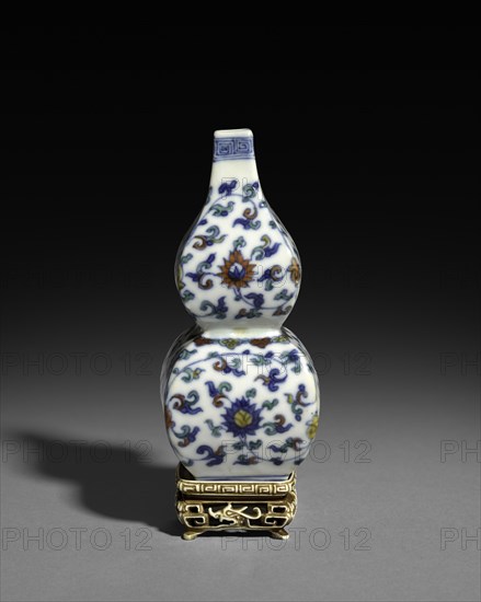 Square Double-Gourd Vase with Floral Scrolls, 1521-1566. China, Jiangxi province, Jingdezhen kilns, Ming dynasty (1368-1644), Jiajing mark and reign (1521-1566). Porcelain decorated in underglaze blue and overglaze enamel; overall: 8.8 cm (3 7/16 in.).