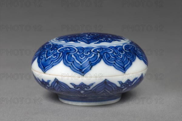 Round Covered Box with Medallions, 1522-1566. China, Jiangxi province, Jingdezhen kilns, Ming Dynasty (1368-1644), Jiajing mark and reign (1521-1566). Porcelain with underglaze blue decoration; diameter: 5.8 cm (2 5/16 in.); overall: 3.4 cm (1 5/16 in.).